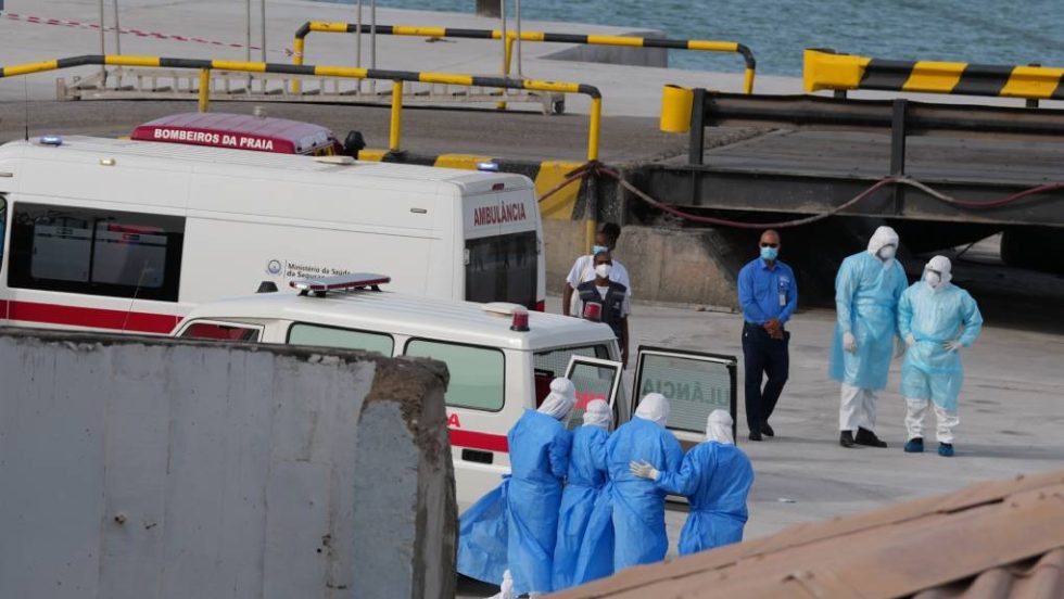 Χανταϊός: Ανησυχία για 23 επιβάτες που αποβιβάστηκαν από το πλοίο - Αεροσυνοδός νοσηλεύεται στο Άμστερνταμ